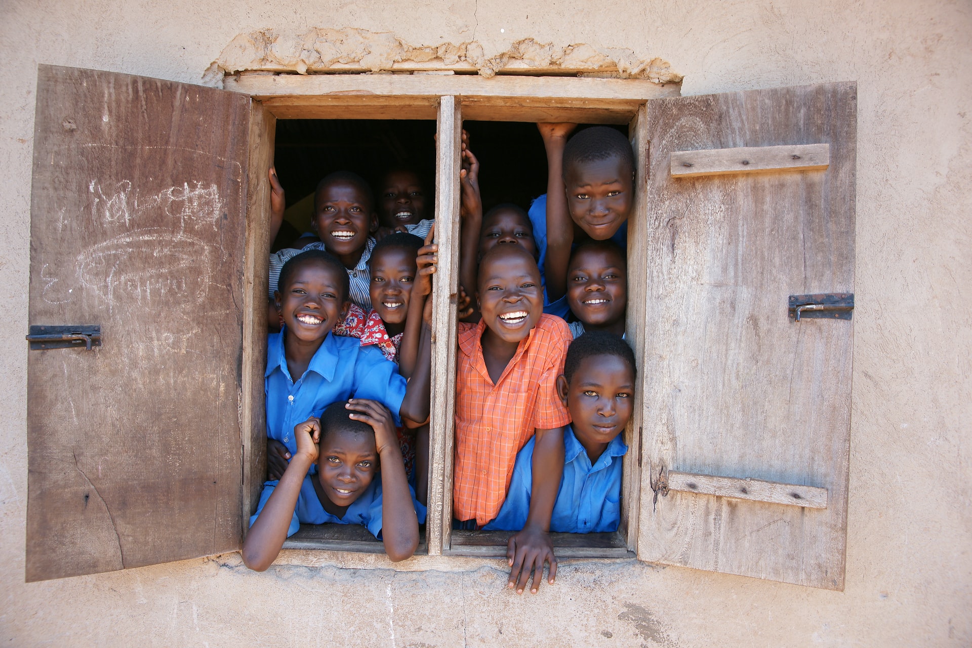 Eine Gruppe afrikanischer Kinder schaut aus dem Fenster