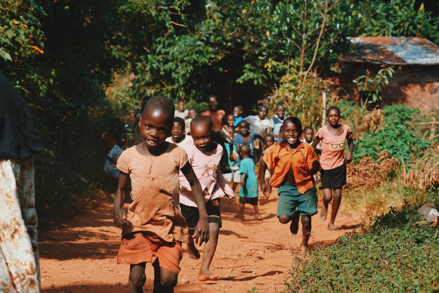 Afrikanische Kinder rennen